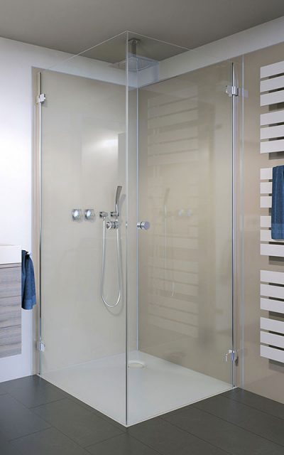 Fugenlose Wände in der Dusche sind leicht sauber zu halten. Ansprechende Dekors und eine bodenebene Duschfläche verhelfen dem Bad zu einem modernen Look.