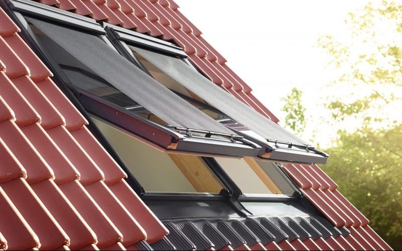 Für Dachfenster gibt es unterschiedliche Hitzeschutzlösungen